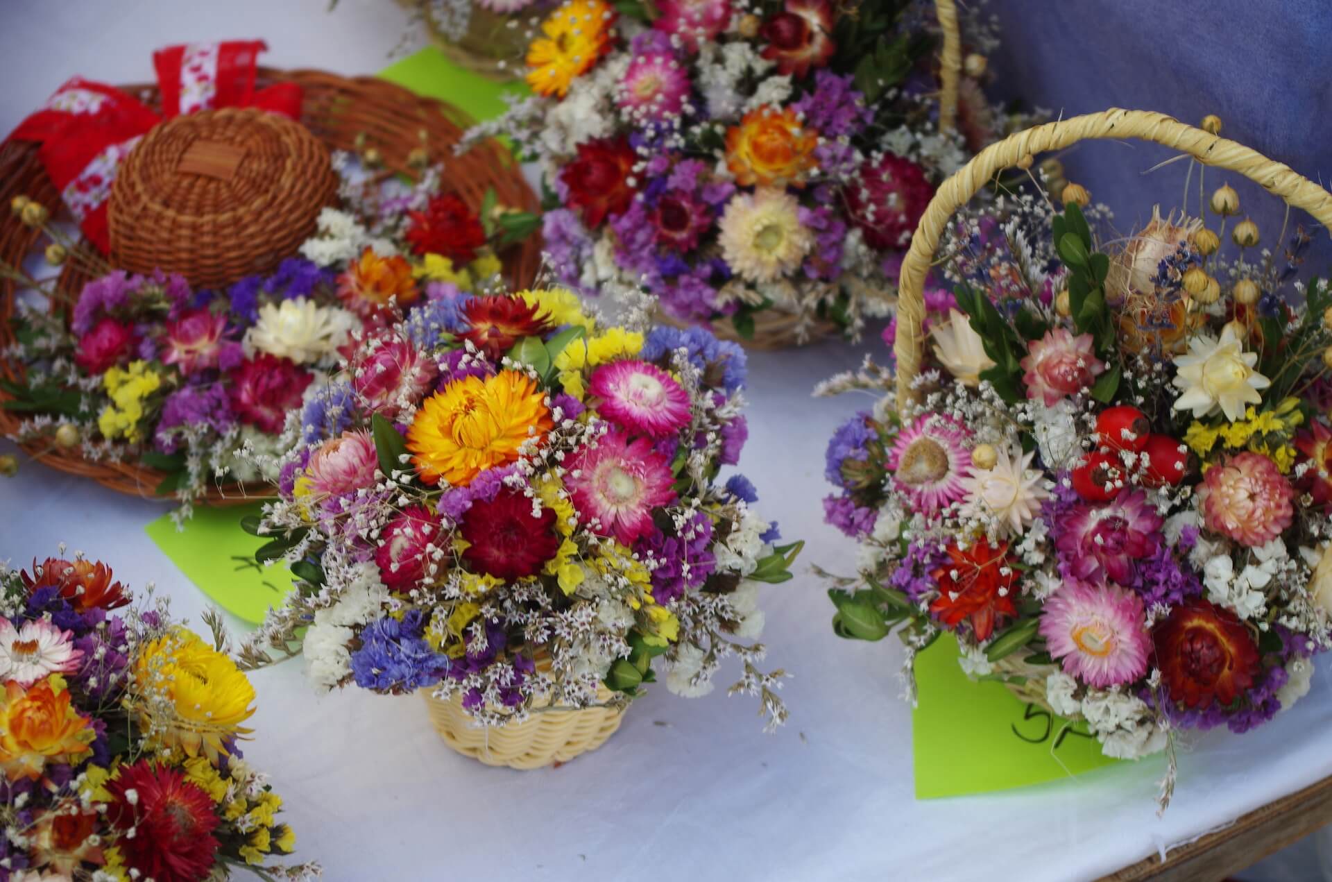 Tradycyjne dekoracje z suszonych kwiatów wykonywane są m.in. przez koła gospodyń wiejskich l Chomik Gdów